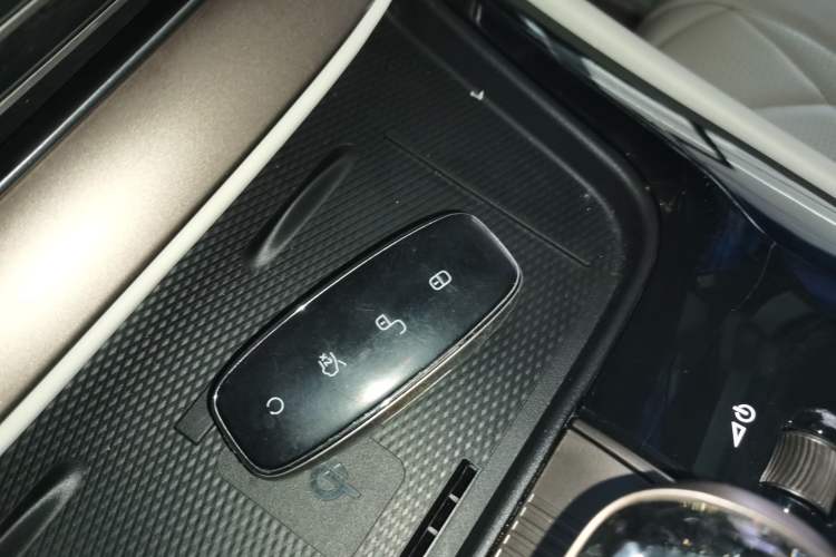 Used Denza D9 2022 DM-i 1040 Prestige Model