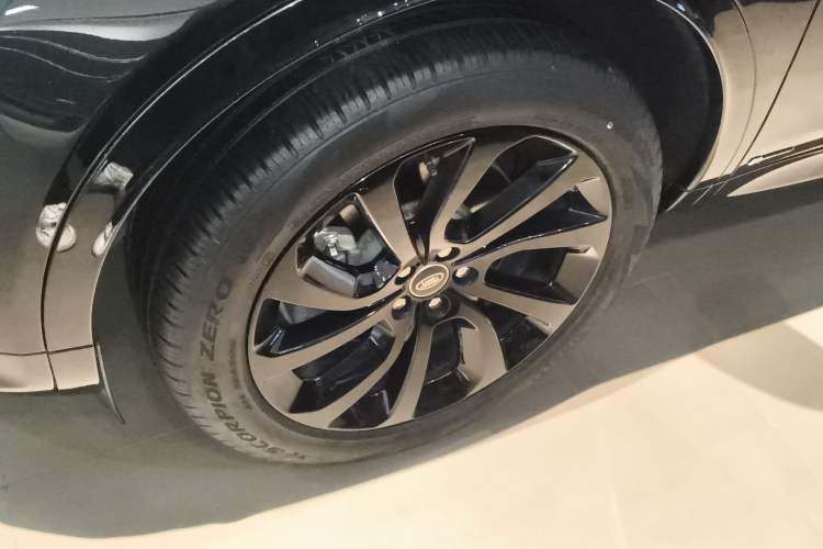 Used Land Rover Discovery Sport 2022 249 PS R-Dynamic S Performance Edition 5 Seats Left Front Wheel Hub