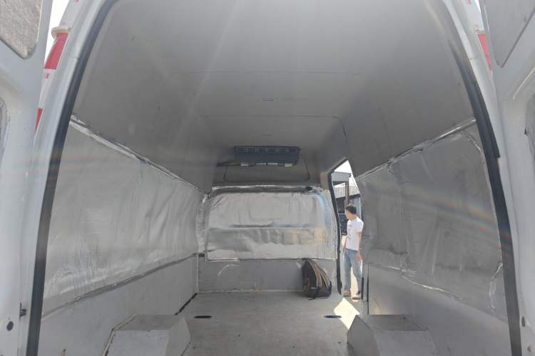 Used JMC Fushun 2023 2.0T Automatic Long-Wheelbase Mid-to-High Roof Commercial Van-Type Transport Vehicle – 2/3 Seats