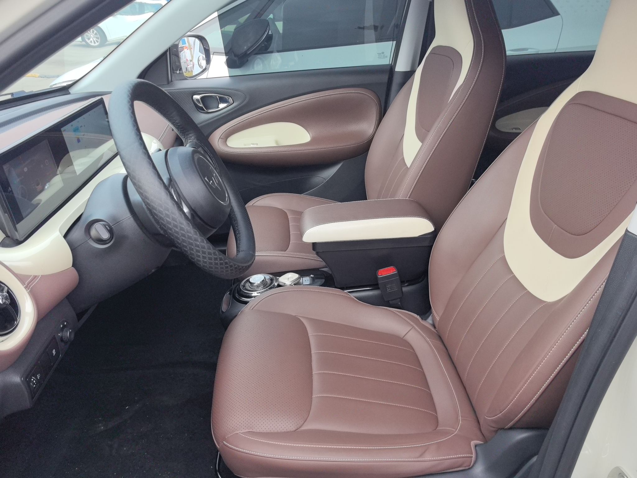 Переднее сиденье в автомобиле