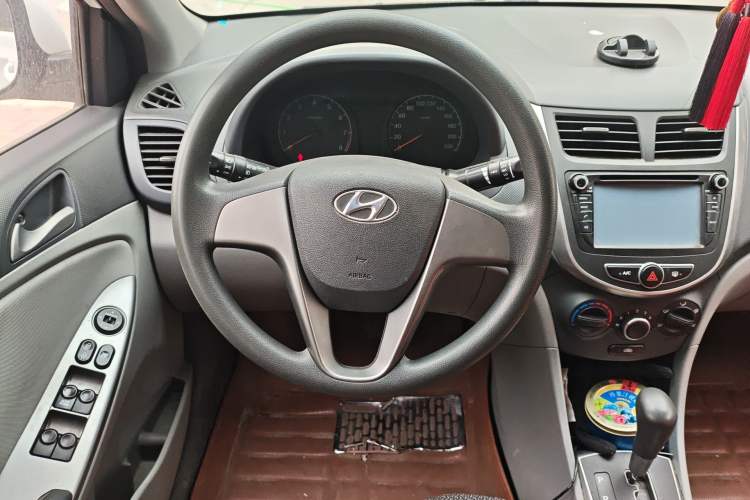 Used Hyundai Verna (older generation) 2014 1.4L Automatic Smart GLS Steering Wheel