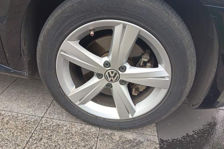 Used Volkswagen Passat 2014 1.8TSI DSG Prestige Edition Right Front Wheel Hub