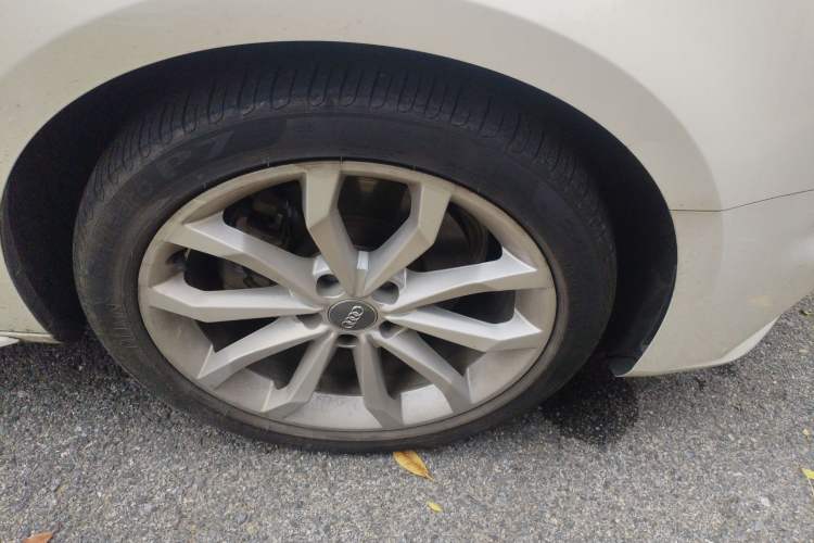 Used Audi A4L 2018 30th Anniversary Edition 40 TFSI Fashion Model Right Front Wheel Hub