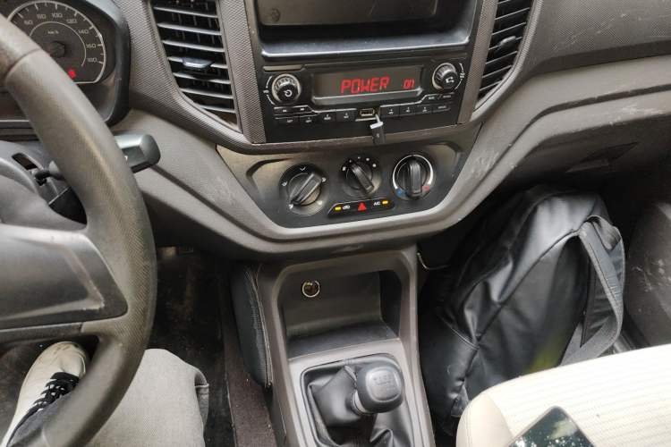 Used Wuling Hongguang V 2022 1.5L Jingqu Edition Enclosed-Window Vehicle with Hydraulic Power Steering LAR Audio And AC Panel