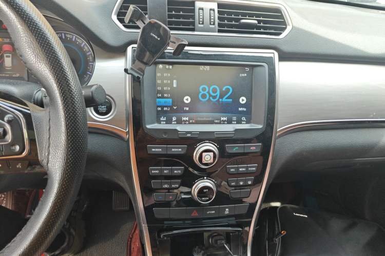 Used Haval H2 2018 Chuanxiang Edition 1.5T Dual-Clutch Two-Wheel Drive Fashion Model China V Standard Audio And AC Panel