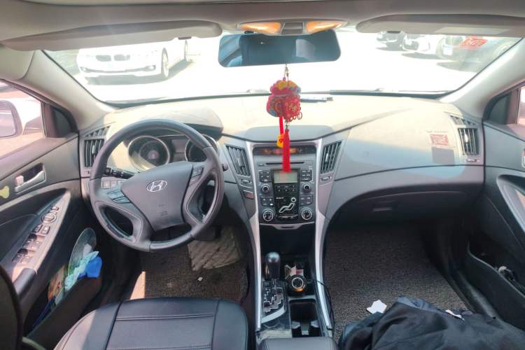 Used Hyundai Sonata 2011 2.0L Automatic Leading Edition Center Console