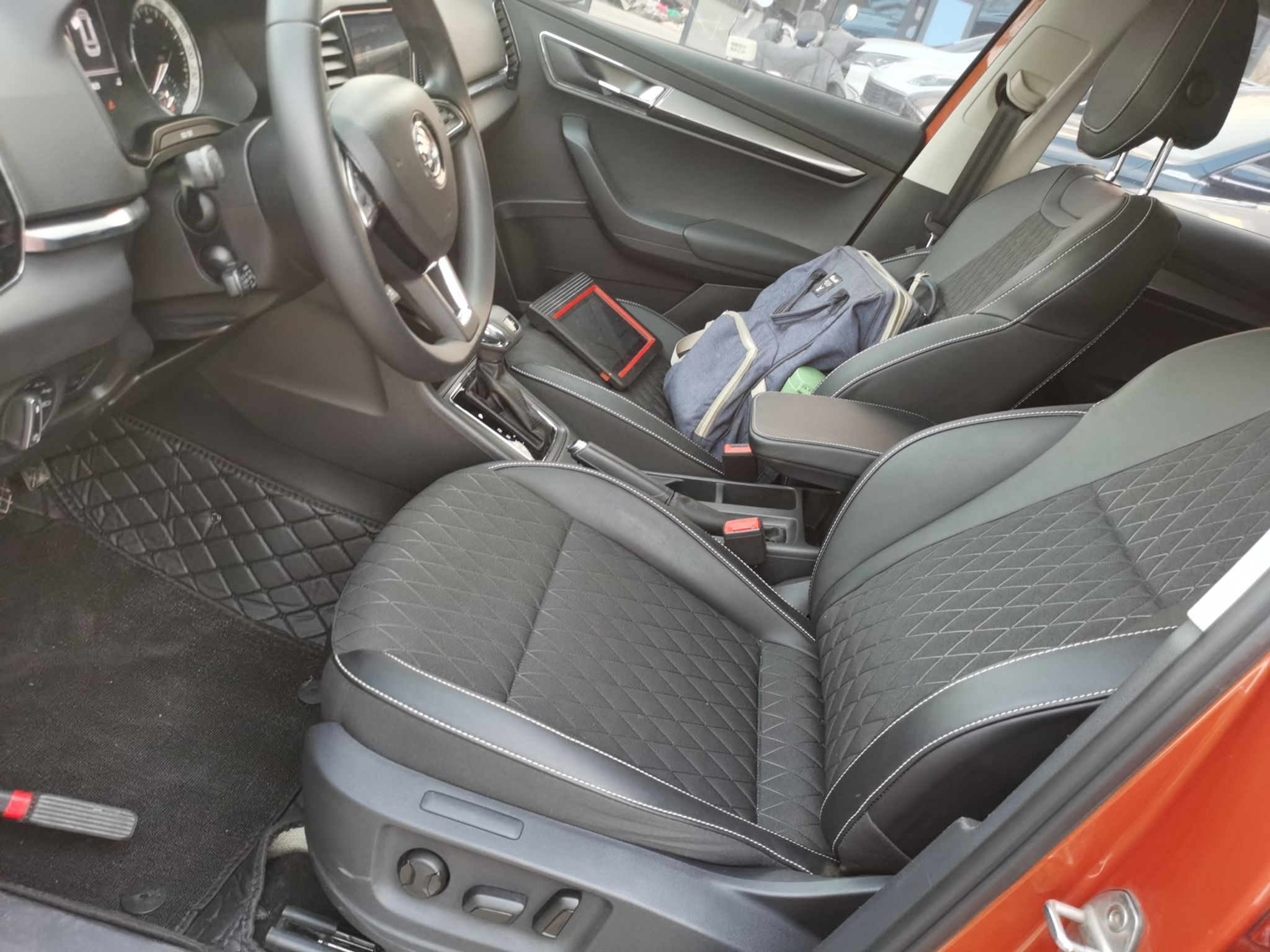 Переднее сиденье в автомобиле