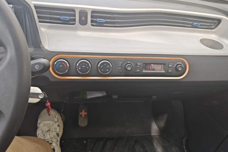 Used Wuling Hongguang MINIEV 2022 Zizai Version Lithium Iron Phosphate Audio And AC Panel