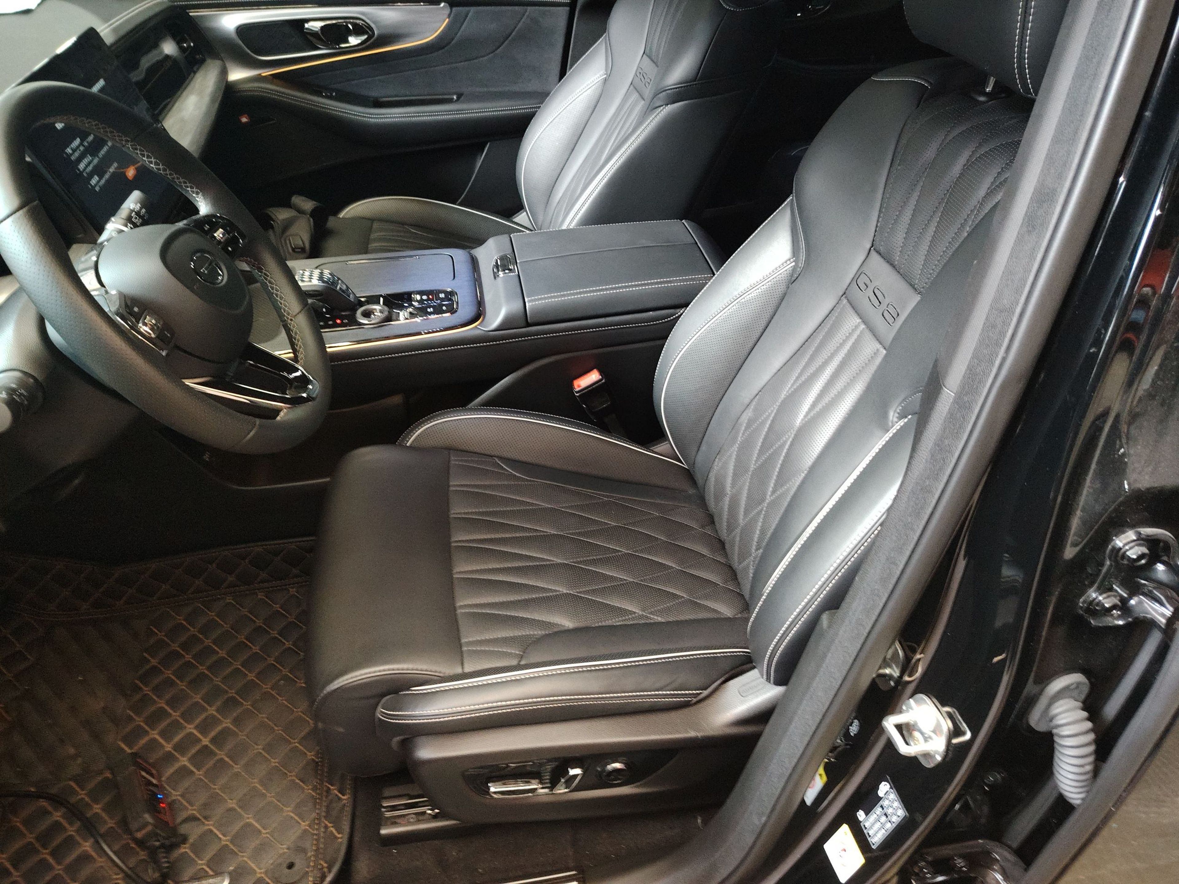 Переднее сиденье в автомобиле