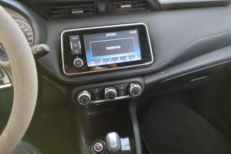 Used Nissan Kicks 2017 1.5L CVT Smart Drive Edition Audio And AC Panel