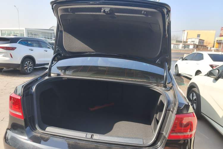 Used Volkswagen Magotan 2015 Facelift 1.8TSI Luxury Model Trunk