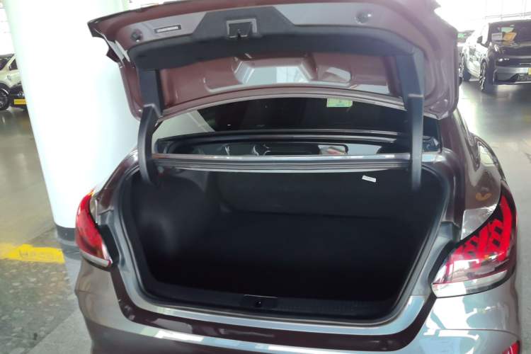 Used MG 5 2021 180 DVVT CVT Youth Luxury Edition Trunk