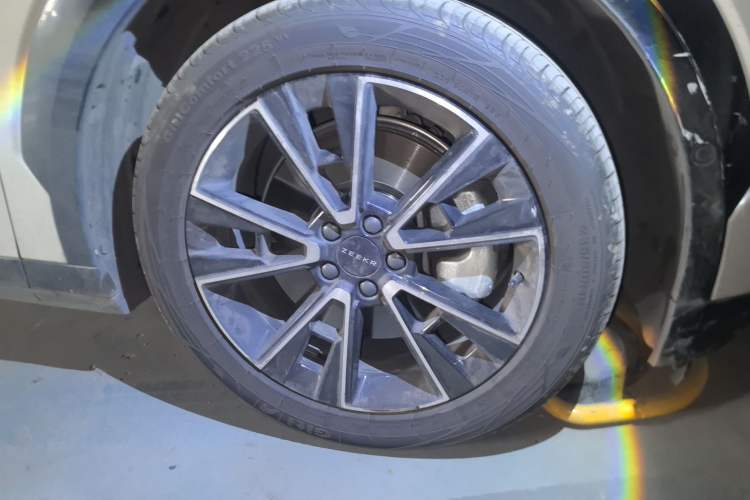 Used Zeekr X 2023 Four-Wheel Drive YOU Edition 4 Seats Right Front Wheel Hub