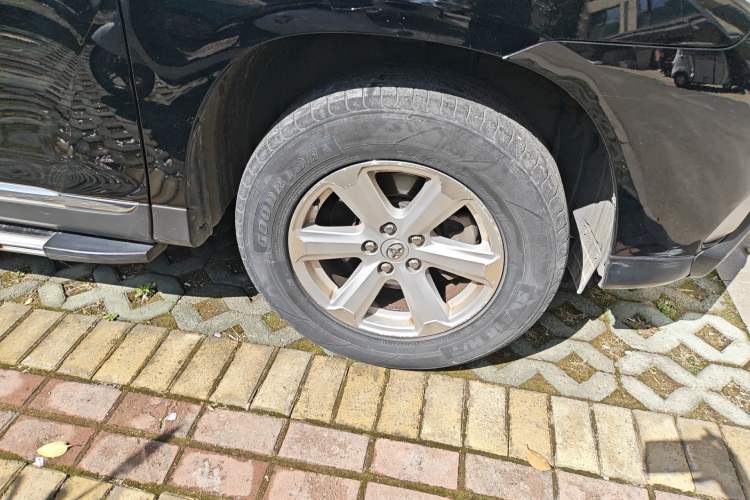 Used Toyota Highlander 2012 2.7L Two-Wheel Drive 7-Seater Elite Edition Right Front Wheel Hub