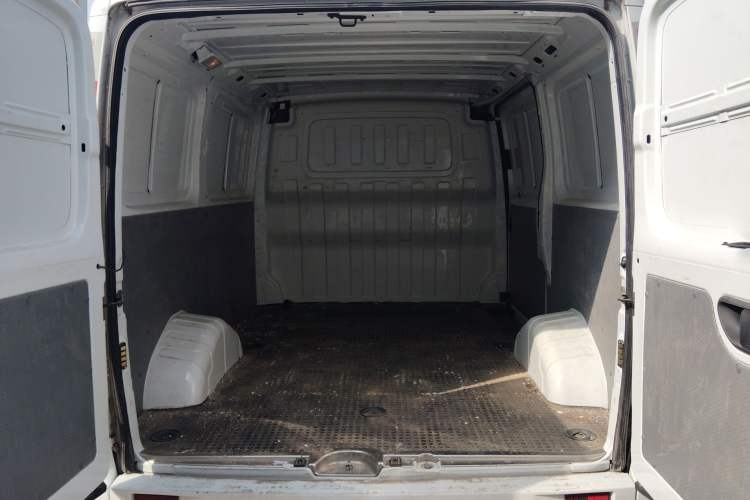 Used SAIC MAXUS Xintu V80 2023 2.0T Manual Classic City Delivery King Short Wheelbase Ultra-Low Roof 3-Seater
