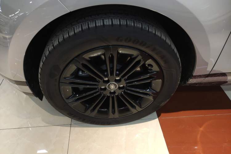 Used Land Rover Range Rover Evoque 2024 Aurora L 249 PS Prestige Light-Chasing Edition
