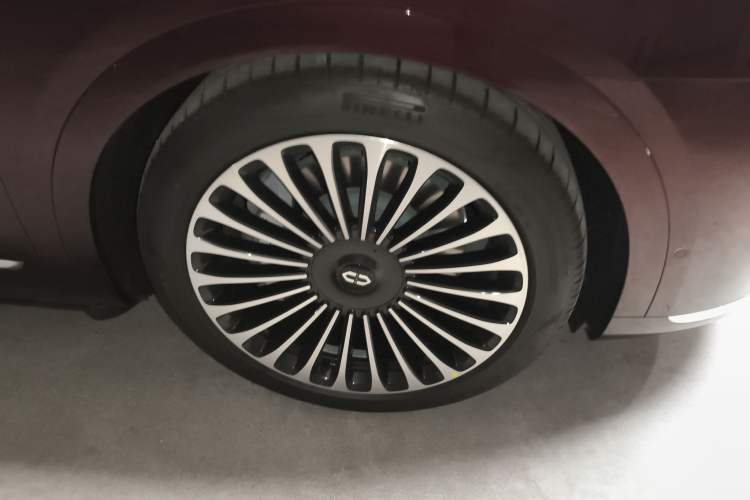 Used Hima AITO M9 2025 Extended-Range Ultra Version 52 kWh 6-Seater Right Front Wheel Hub