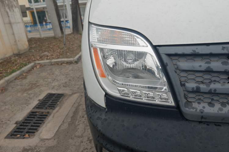 Used SAIC MAXUS Xintu V80 2018 2.5T 6-Speed Manual Commercial Long Wheelbase Mid-Height 9-Seater Right Front Headlight