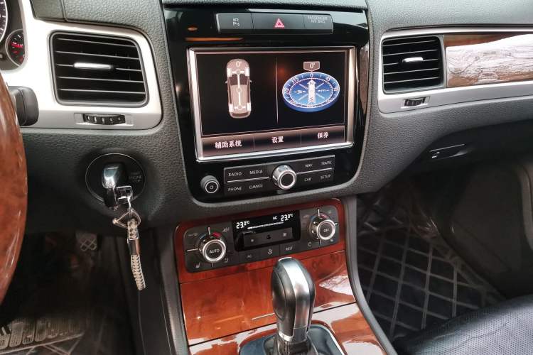 Used Volkswagen Touareg 2011 3.0 TSI Standard Version Audio And AC Panel