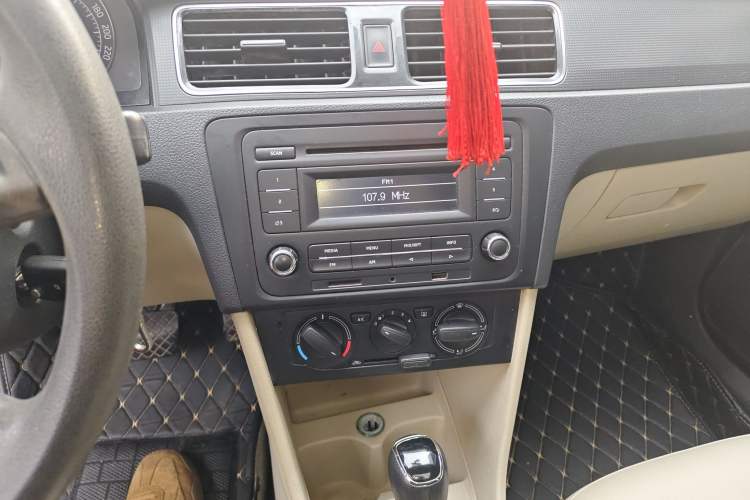 Used Skoda Rapid 2013 1.6L Automatic Smart Selection Model Audio And AC Panel