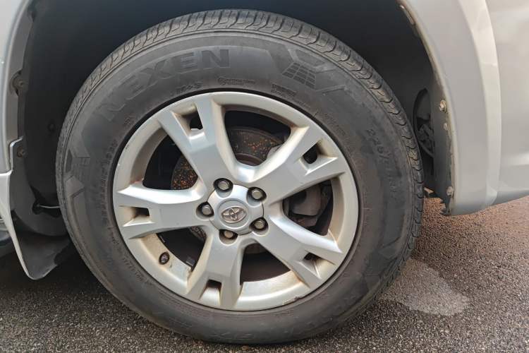 Used Toyota RAV4 2010 2.4L Automatic Deluxe Upgrade Edition Right Front Wheel Hub