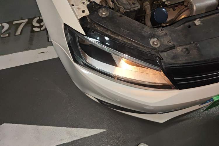 Used Volkswagen Sagitar 2014 Revised Version 1.4TSI Automatic Luxury Edition Right Front Headlight