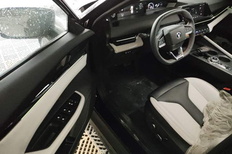 Used Changan UNI-V iDD 2024 Blue Whale Smart Electric iDD 136km Luxury Model
