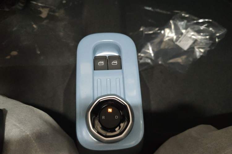 Used Geely Galaxy Panda 2024 Panda Mini 200km Endurance Bear Gear Lever