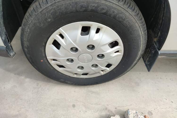 Used Iveco Fidato 2023 C30 Passenger Van 2.0T 93kW Manual Transmission Xingtu Edition Low Roof Left Front Wheel Hub