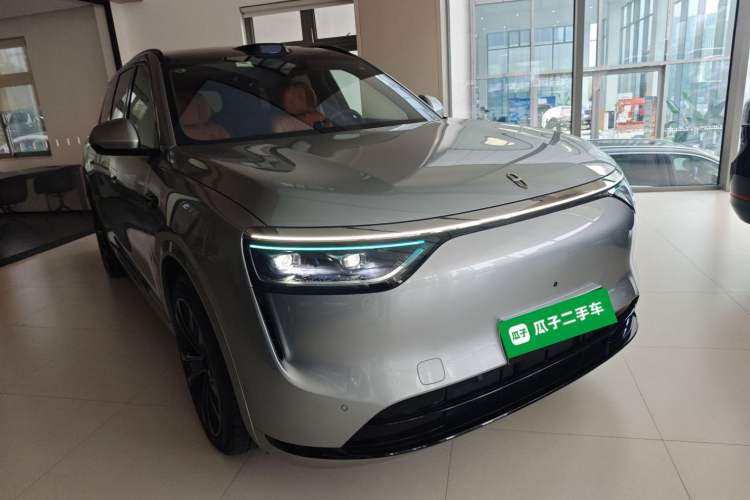 Used Hima AITO M8 2025 Extended-Range Ultra Version 53.4 kWh 5-Seater Edition Front Right 45 Deg