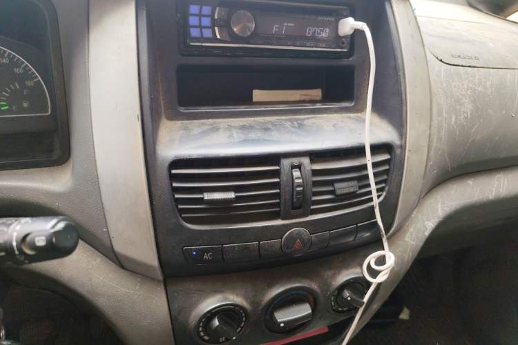 Used Dongfeng Shuaike 2011 1.6L Manual Luxury 7-Seater Audio And AC Panel