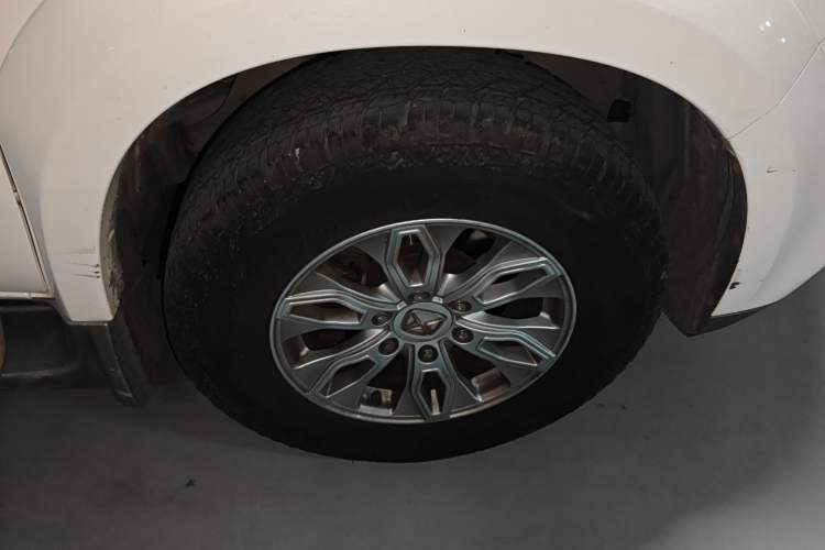 Used JMC Yusheng S350 2017 2.0T Automatic 2WD Diesel Luxury Version with Sunroof 5 Seats