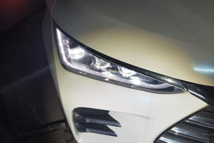 Used BYD Tang New Energy 2018 DM 2.0T All-Wheel Drive Smart Connectivity Luxury Model 7 Seats China V Emission Standard Right Front Headlight