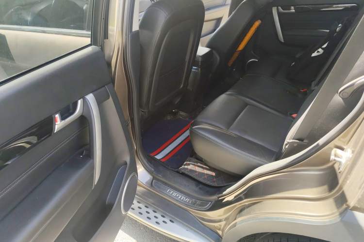 Used Chevrolet Captiva 2015 2.4L 4x4 Flagship Edition 7-Seater
