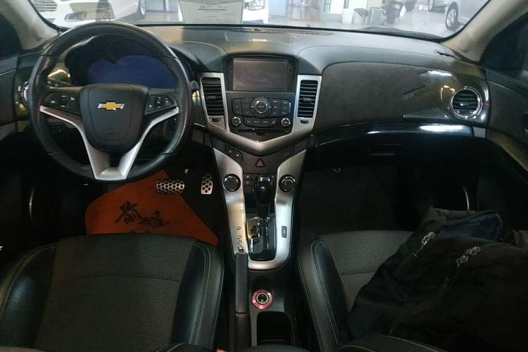 Used Chevrolet Cruze 2013 Hatchback 1.6T Automatic Flagship Model Audio And AC Panel