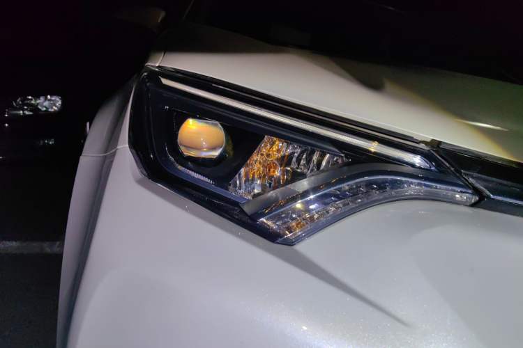 Used Toyota RAV4 2016 2.0L CVT Two-Wheel Drive Smart Edition China V Standard Right Front Headlight