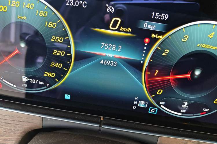 Used Mercedes-Benz E-Class 2023 Updated E 300 L Fashion Edition Odometer Close Up