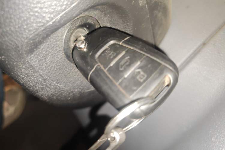 Used SAIC MAXUS Xintu V80 2018 2.5T AMT Aoyuntong Short Wheelbase Mid-Roof 5-6 Seater