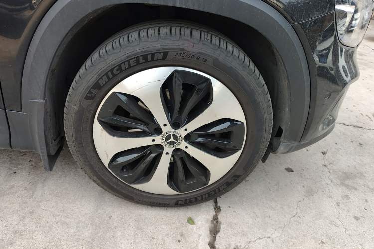 Used Mercedes-Benz GLB 2021 GLB 200 4MATIC Right Front Wheel Hub