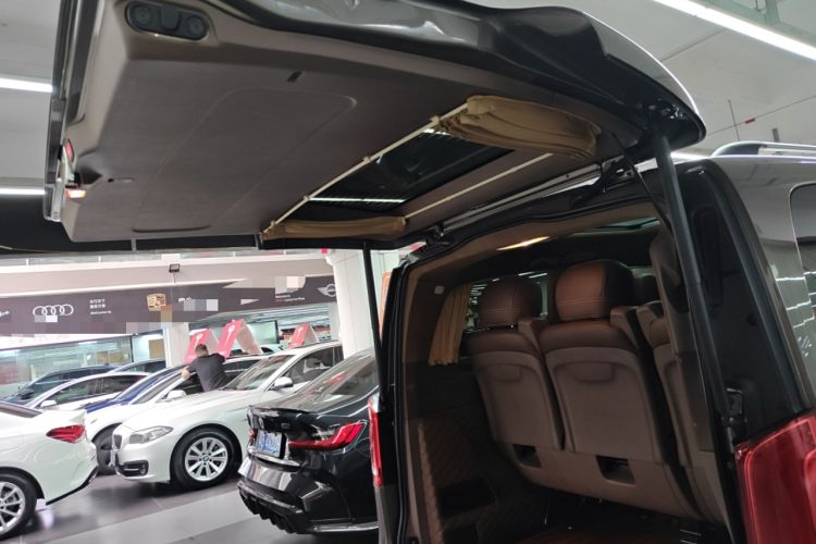 Used Mercedes-Benz V-Class 2017 V 260 Avantgarde Edition Trunk