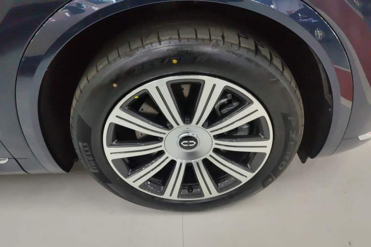 Used Hima AITO M8 2025 Model Pure Electric Max+ Six-Seat Four-Wheel-Drive Version