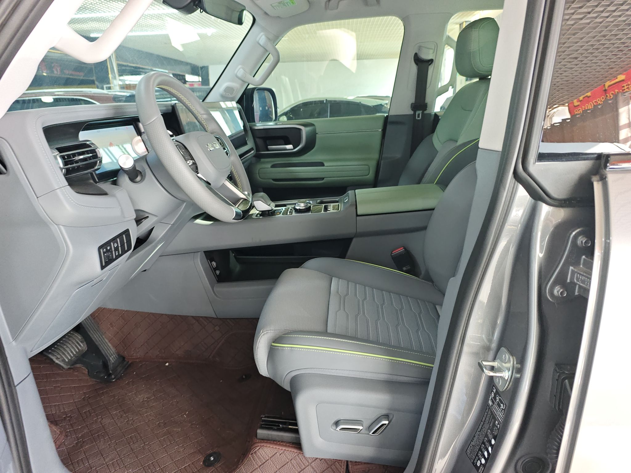 المقاعد الأمامية داخل السيارة