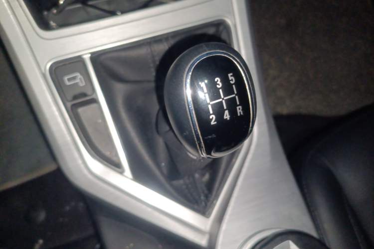 Used Geely Auto Vision 2019 Upgraded Model 1.5L Manual Luxury Version China V Standard
