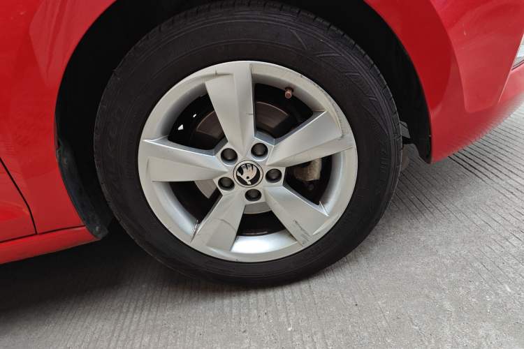 Used Skoda Rapid Spaceback 2019 1.5L Automatic Comfort Edition Right Front Wheel Hub