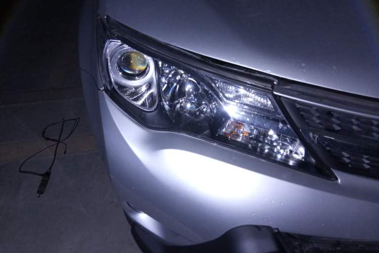 Used Toyota RAV4 2013 2.0L CVT Four-Wheel Drive New Edition Right Front Headlight