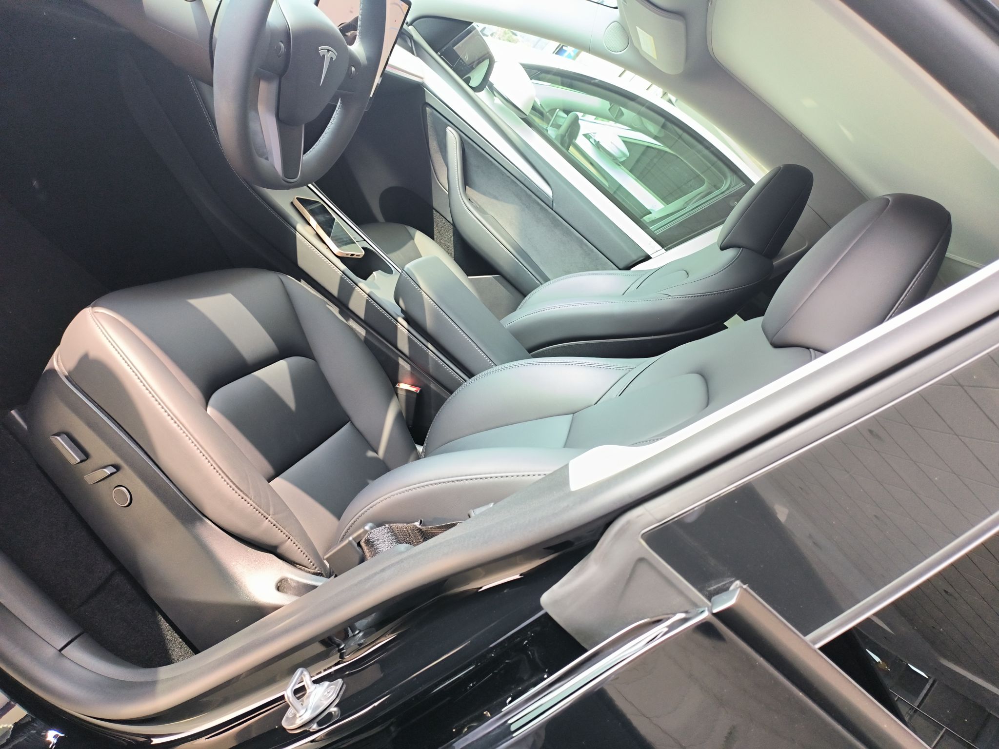 Переднее сиденье в автомобиле