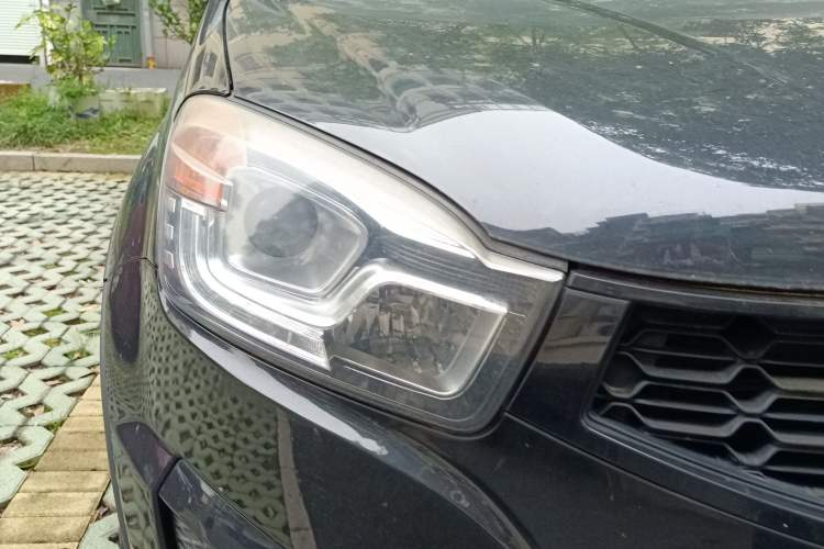 Used SsangYong Korando 2013 2.0L Gasoline Two-Wheel Drive Automatic Elite Edition Right Front Headlight