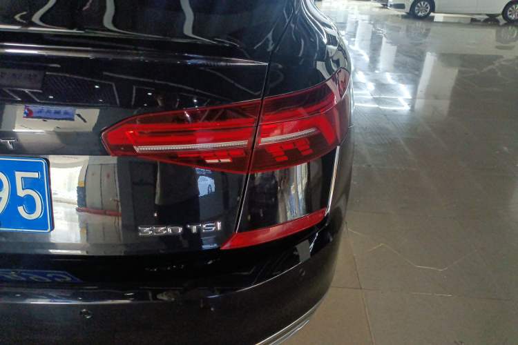 Used Volkswagen Passat 2019 330TSI Elite Edition China VI Right Rear Taillight