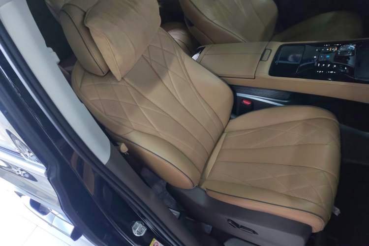 Used Denza D9 2022 DM-i 1040 Prestige Model
