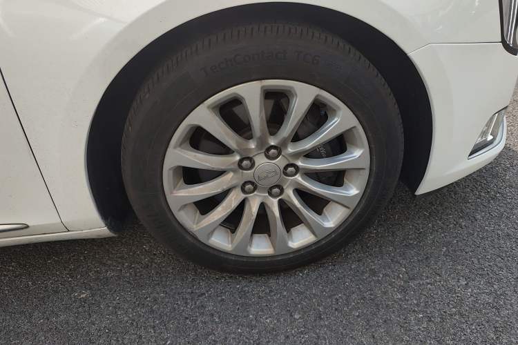 Used Cadillac XTS 2018 28T Elite Edition Right Front Wheel Hub